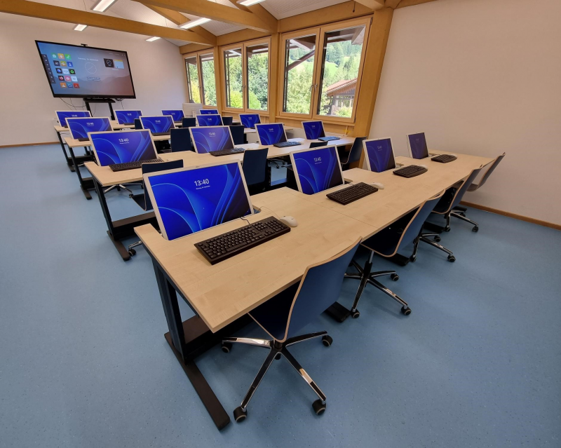 Halb eingelassener Bildschirm der Produktreihe Format+ - Multifunktionstische der Firma Salfer