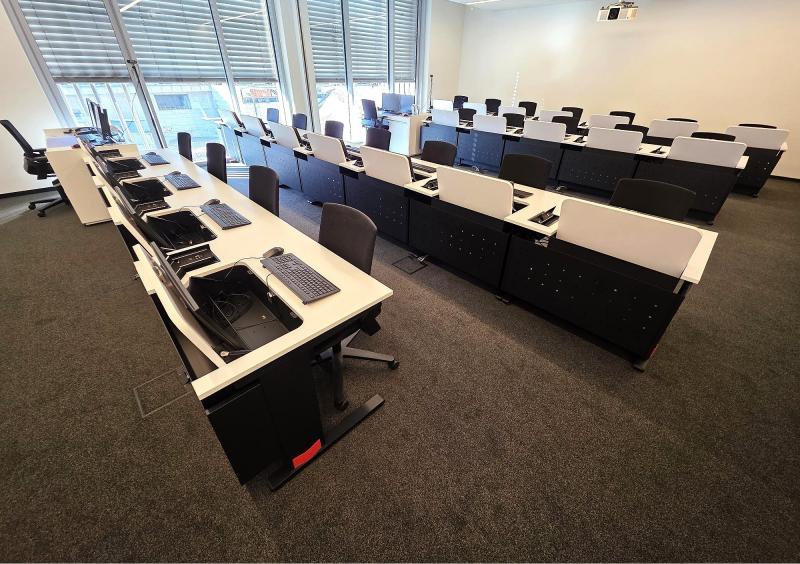 Salfer-Multifunktionstisch Format+ – versenkbarer Monitor bis zu 27“ - aufgeklappt