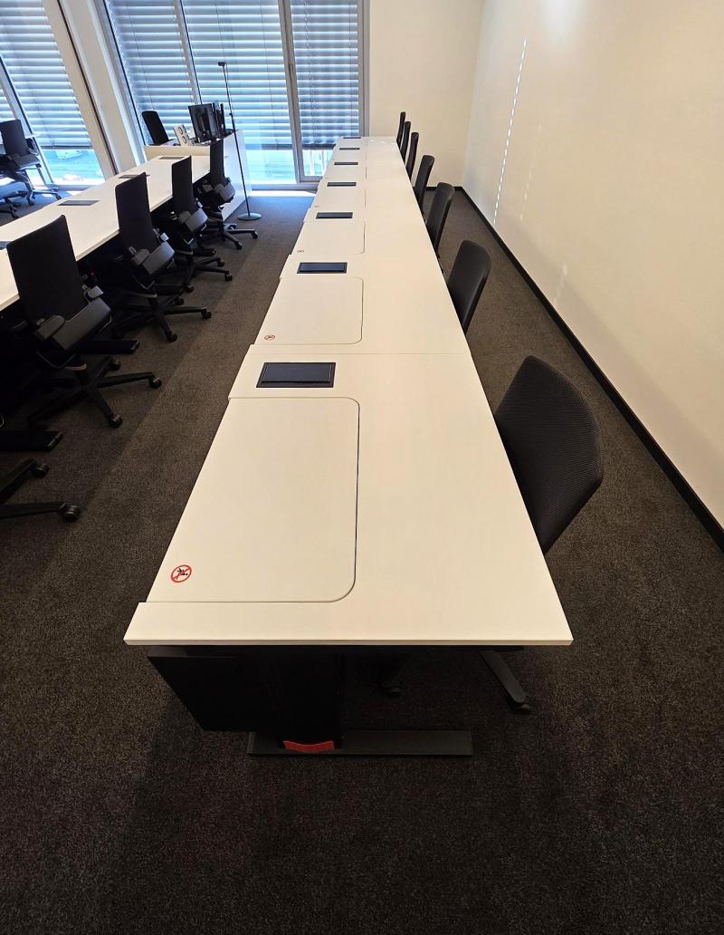 Salfer-Multifunktionstisch Format+ – versenkbarer Monitor bis zu 27“