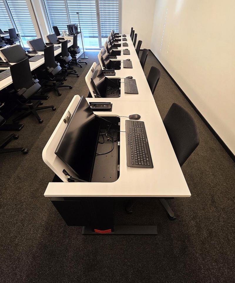 Schulungsraum mit multifunktionalen Tischen der Produktreihe Format+ - versenkbarer Monitor bis zu 27"