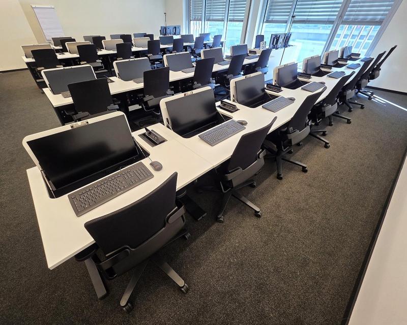 Schulungsraum mit multifunktionalen Tischen - Monitor einklappbar