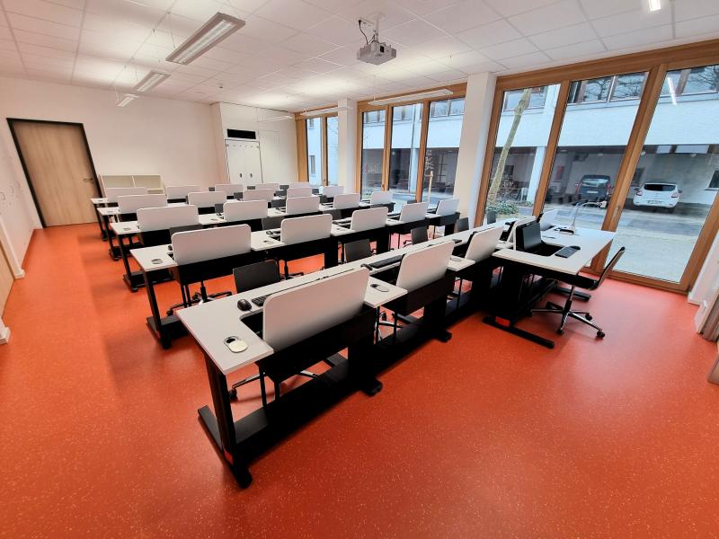 Salfer Multifunktionstisch Format+ versenkbarer Monitor bis zu 27" Berufliches Schulzentrum Cham1