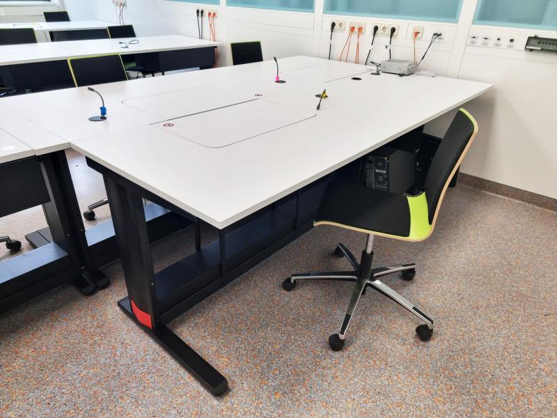 Salfer Multifunktionstisch Format+ versenkbarer Monitor bis zu 27" Boehringer Ingelheim