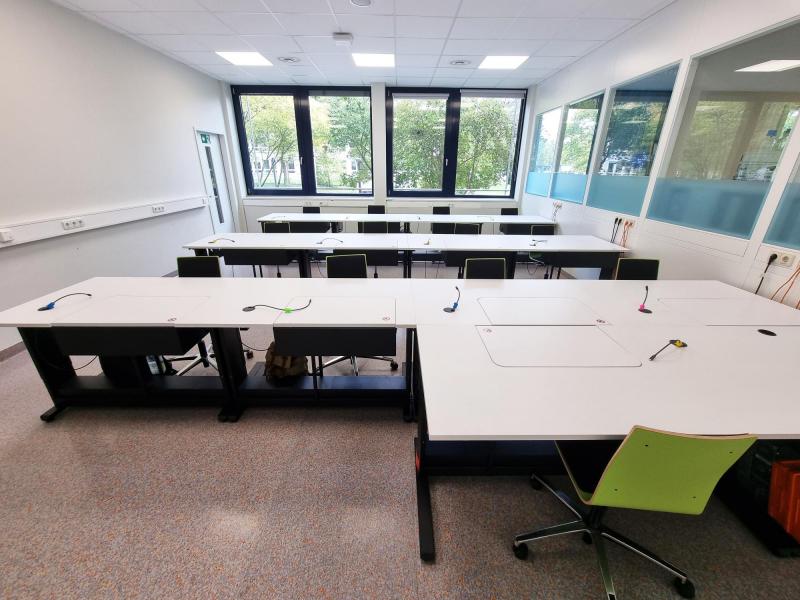 Salfer Multifunktionstisch Format+ versenkbarer Monitor bis zu 27" Boehringer Ingelheim2