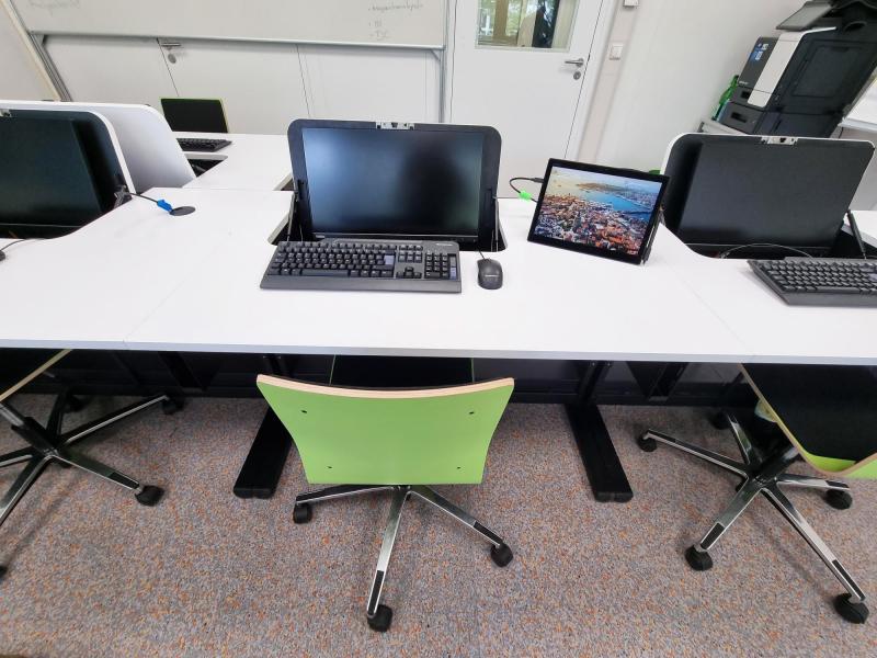 Salfer Multifunktionstisch Format+ versenkbarer Monitor bis zu 27" Boehringer Ingelheim5