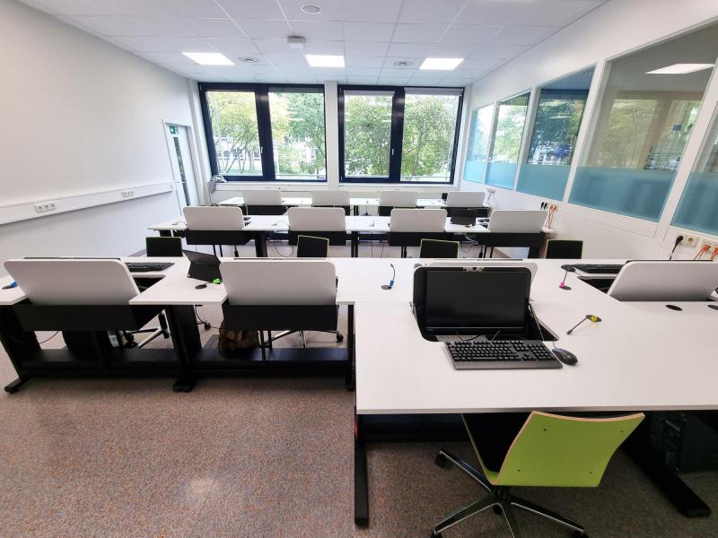 Salfer Multifunktionstisch Format+ versenkbarer Monitor bis zu 27" Boehringer Ingelheim9