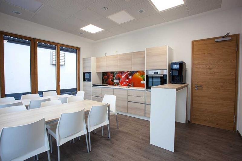 Ausstattung der Küche der Firma Steiner durch die Abteilung Büroeinrichtung der Firma Salfer in Mühldorf Ausstattung der Küche der Firma Steiner durch die Abteilung Büroeinrichtung der Firma Salfer in Mühldorf