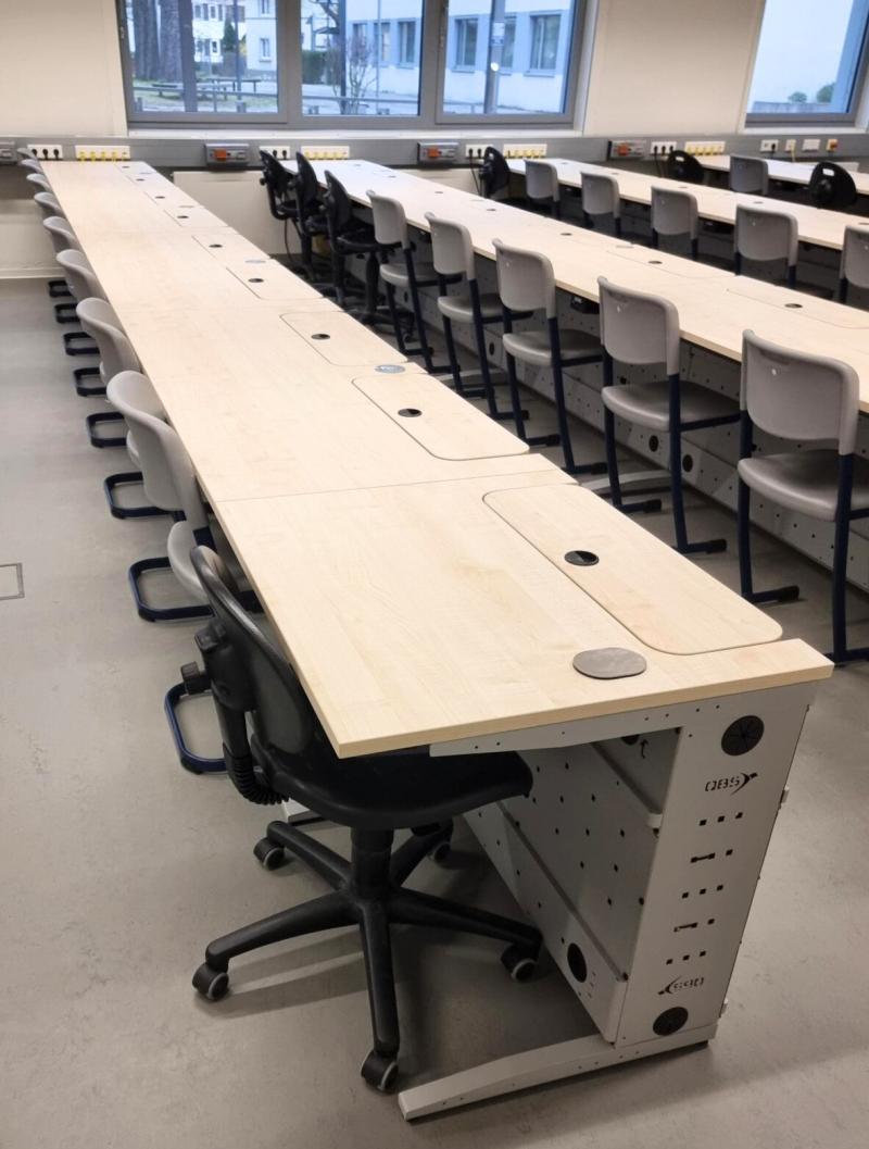 Plug-In Computertisch vertikaler Auszug bis zu 27"