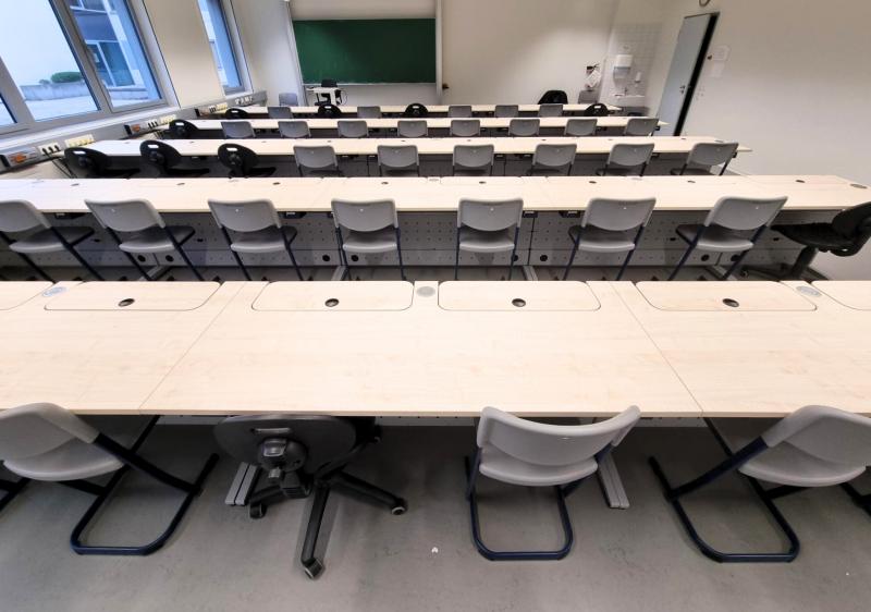 Plug-In Computertisch vertikaler Auszug bis zu 27"