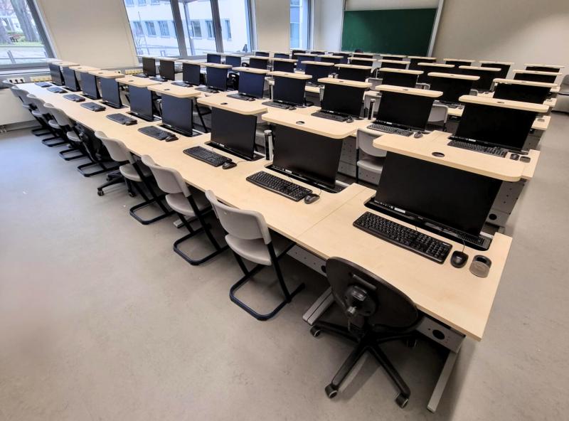 Plug-In Computertisch vertikaler Auszug bis zu 27"