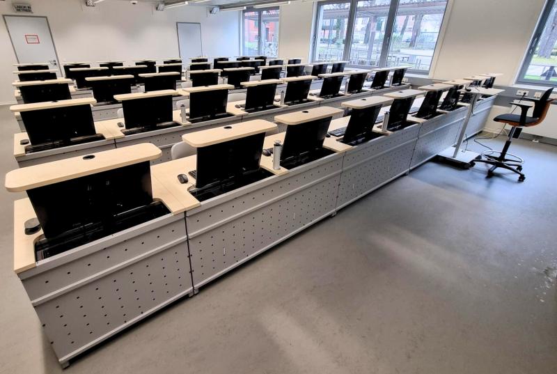 Plug-In Computertisch vertikaler Auszug bis zu 27"