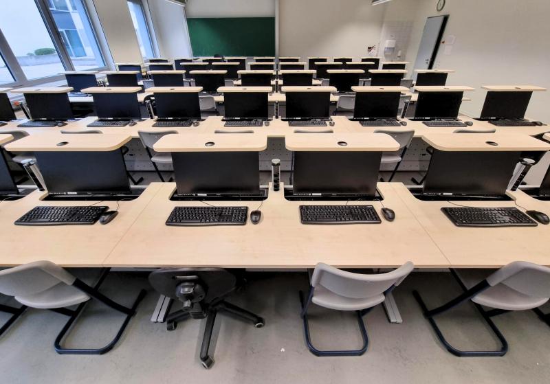 Plug-In Computertisch vertikaler Auszug bis zu 27"