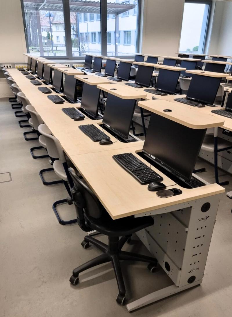 Plug-In Computertisch vertikaler Auszug bis zu 27"