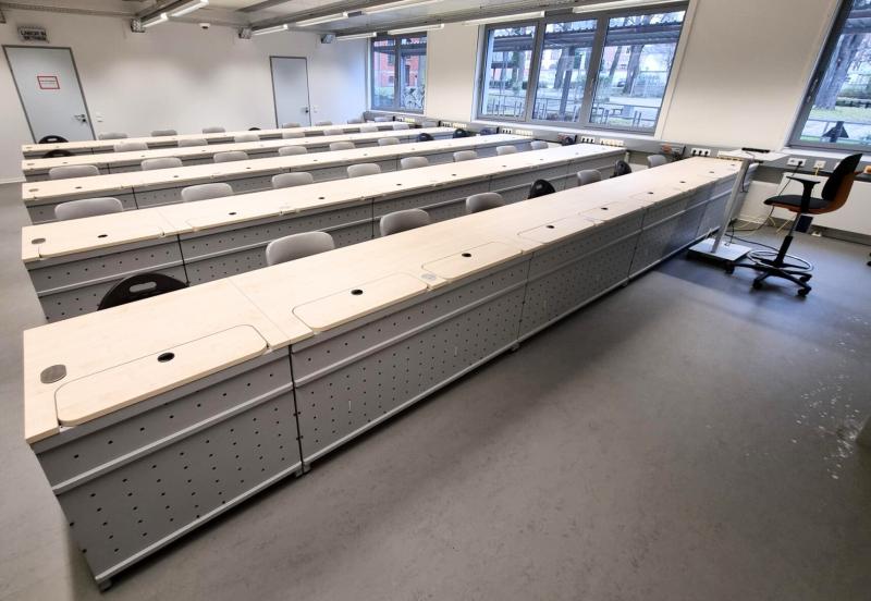 Plug-In Computertisch vertikaler Auszug bis zu 27"