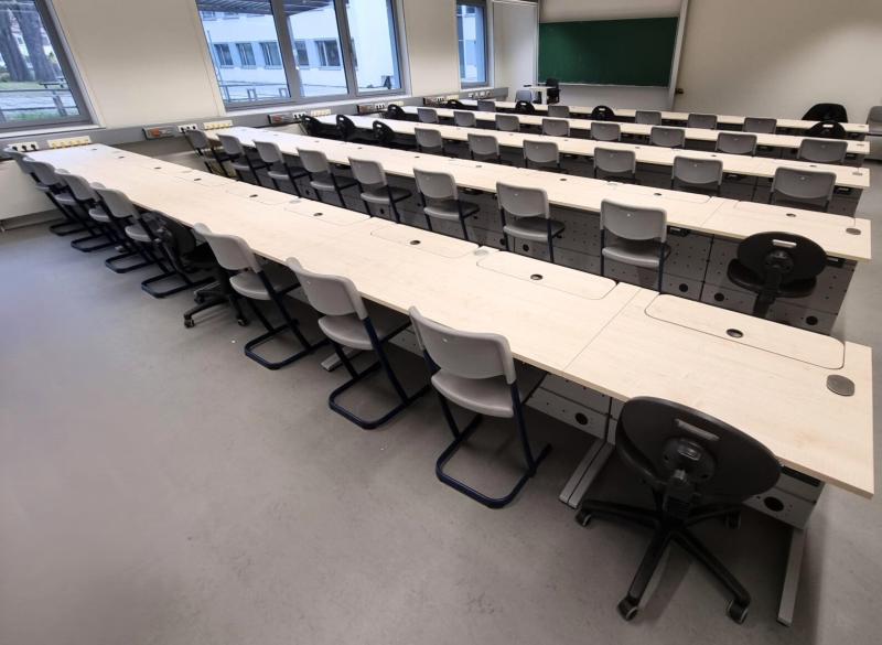 Plug-In Computertisch vertikaler Auszug bis zu 27"