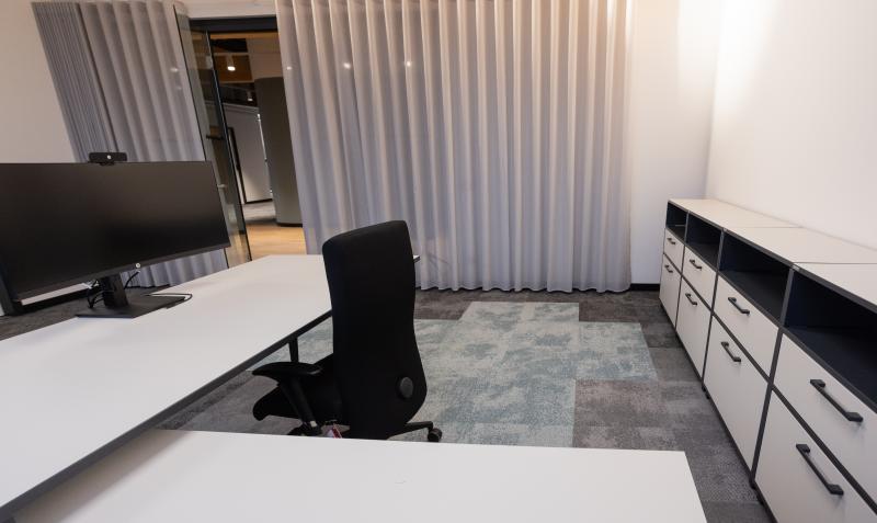 Salfer Büroeinrichtung Büro mit höhenverstellbarem Schreibtisch Neuausstattung Netzsch Campus Waldkraiburg Salfer Büroeinrichtung Büro mit höhenverstellbarem Schreibtisch Neuausstattung Netzsch Campus Waldkraiburg