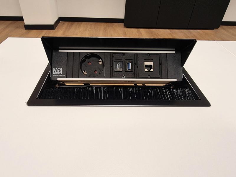 Salfer Multifunktionstisch Format+ versenkbarer Monitor bis zu 27" Steckdosenleiste von Bachmann Netzsch Waldkraiburg