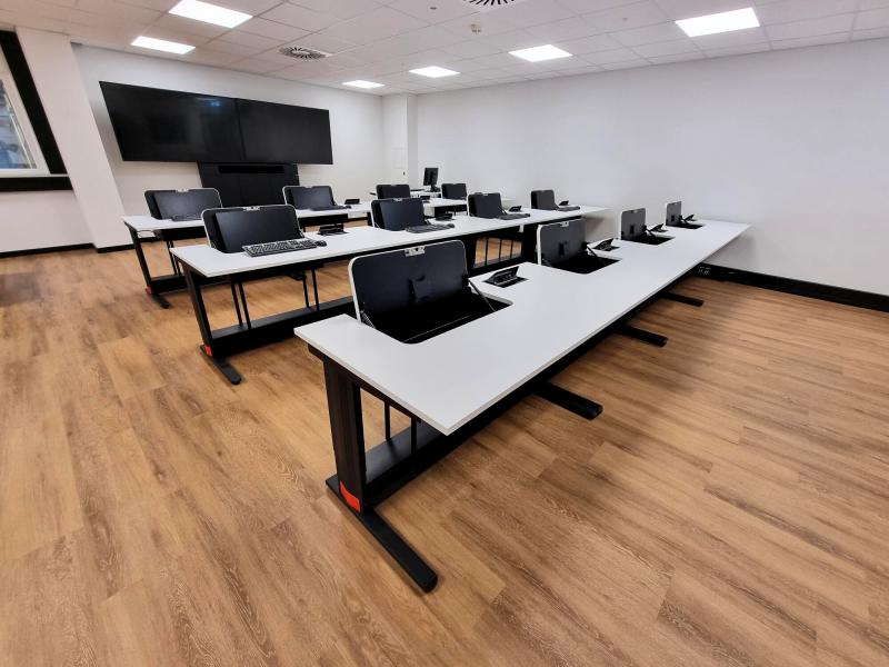 Salfer Multifunktionstisch Format+ versenkbarer Monitor bis zu 27" Netzsch Waldkraiburg1