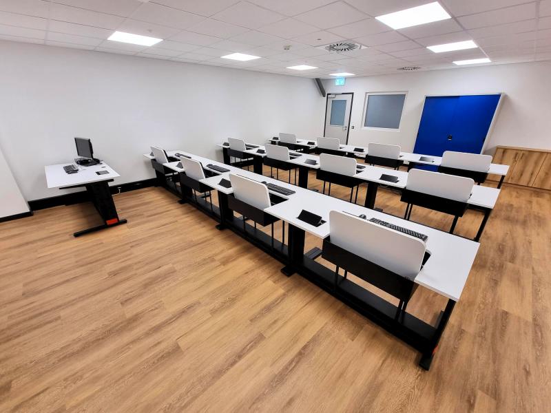 Salfer Multifunktionstisch Format+ versenkbarer Monitor bis zu 27" Netzsch Waldkraiburg2