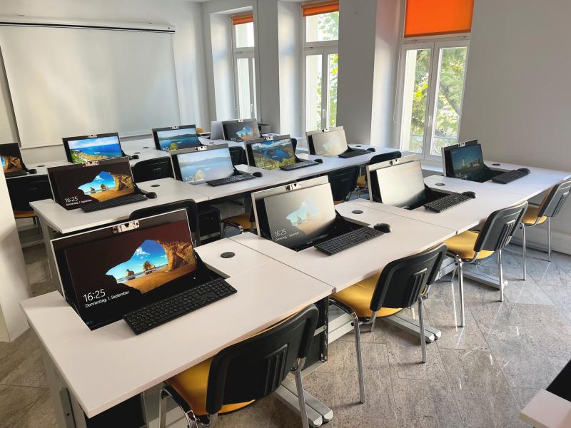 Salfer Multifunktionstisch Format+ versenkbarer Monitor bis zu 24" VHS Solothurn2