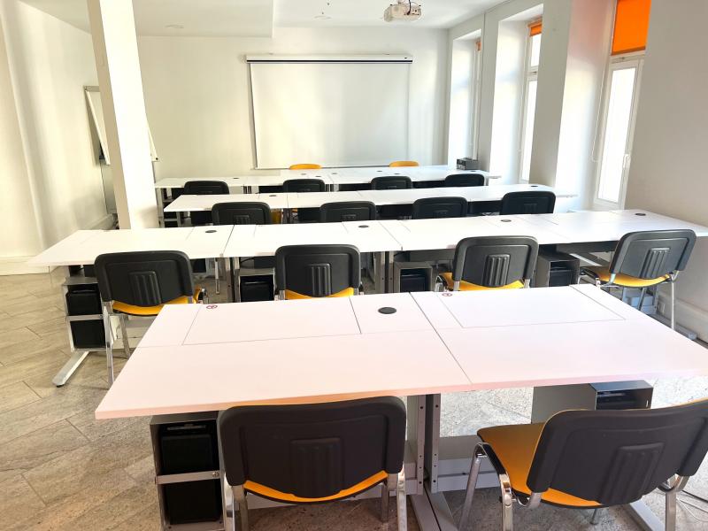 Salfer Multifunktionstisch Format+ versenkbarer Monitor bis zu 24" VHS Solothurn6