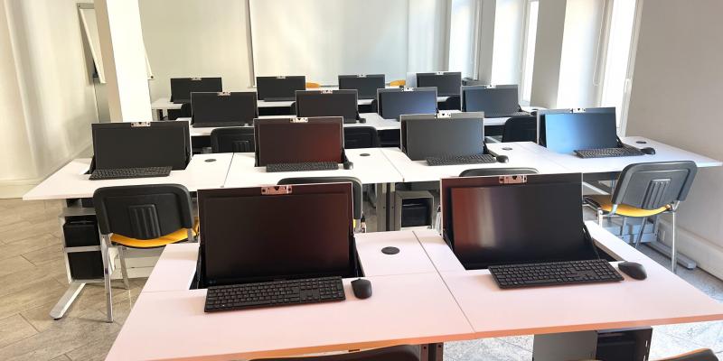 Salfer Multifunktionstisch Format+ versenkbarer Monitor bis zu 24" VHS Solothurn7