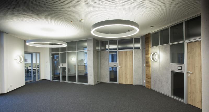 Ansicht der Büroräume vom Eingangsbereich der WSGW, ausgestattet durch die Büromöbelabteilung der Firma Salfer GmbH Ansicht der Büroräume vom Eingangsbereich der WSGW, ausgestattet durch die Büromöbelabteilung der Firma Salfer GmbH