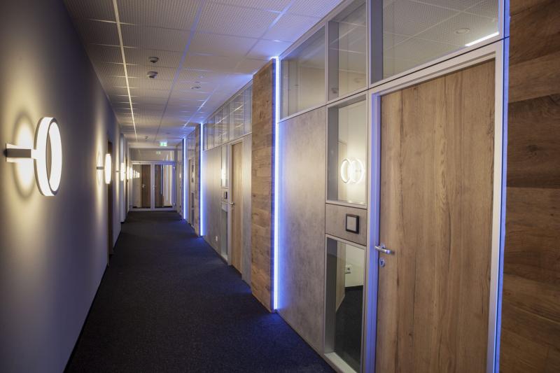 Büroeinrichtung Salfer Glaswände mit elektronischen Türschildern Büroeinrichtung Salfer Glaswände mit elektronischen Türschildern