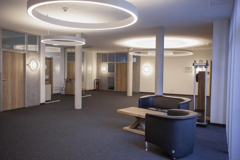 Eingangsbereich in der Wohnungs- und Siedlungsgenossenschaft Waldkraiburg ausgestattet durch die Büromöbelabteilung der Firma Salfer GmbH Eingangsbereich in der Wohnungs- und Siedlungsgenossenschaft Waldkraiburg ausgestattet durch die Büromöbelabteilung der Firma Salfer GmbH