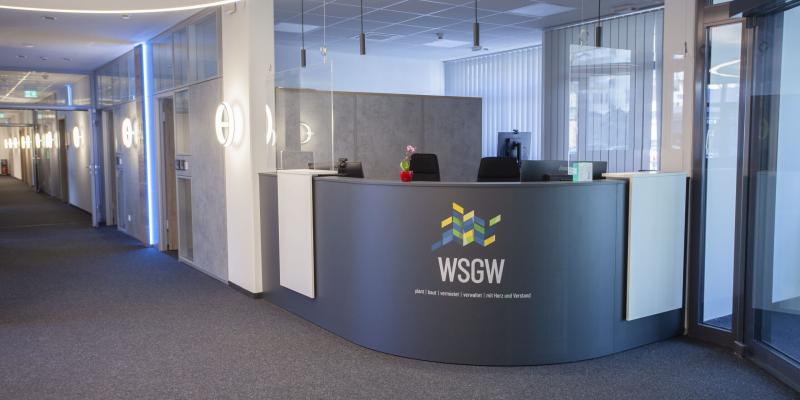 Eingangsbereich mit Theke in der Wohnungs- und Siedlungsgenossenschaft Waldkraiburg ausgestattet durch die Büromöbelabteilung der Firma Salfer GmbH Eingangsbereich mit Theke in der Wohnungs- und Siedlungsgenossenschaft Waldkraiburg ausgestattet durch die Büromöbelabteilung der Firma Salfer GmbH