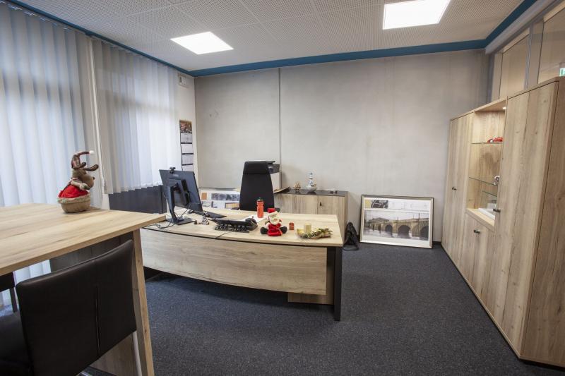 Einzelbüro mit Besprechungssitzgruppe in der Wohnungs- und Siedlungsgenossenschaft Waldkraiburg Einzelbüro mit Besprechungssitzgruppe in der Wohnungs- und Siedlungsgenossenschaft Waldkraiburg