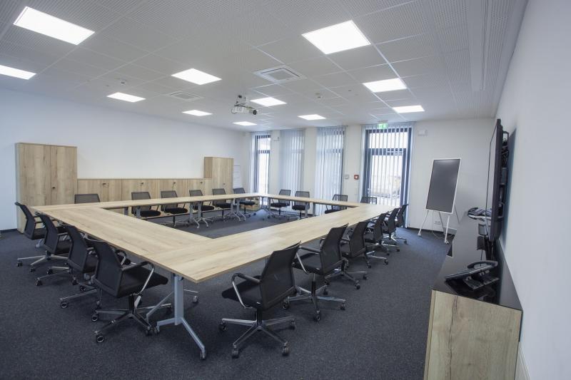 Planung und Umsetzung von Besprechungsräumen inkl. technischer Ausstattung durch die Büromöbelabteilung der Salfer GmbH Planung und Umsetzung von Besprechungsräumen inkl. technischer Ausstattung durch die Büromöbelabteilung der Salfer GmbH